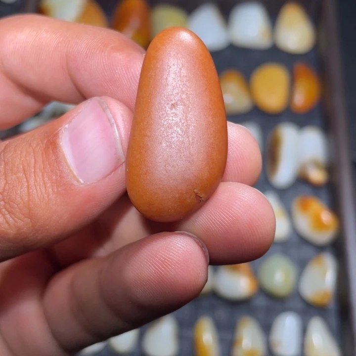 和田玉颈饰未镶嵌8.86克原籽无修