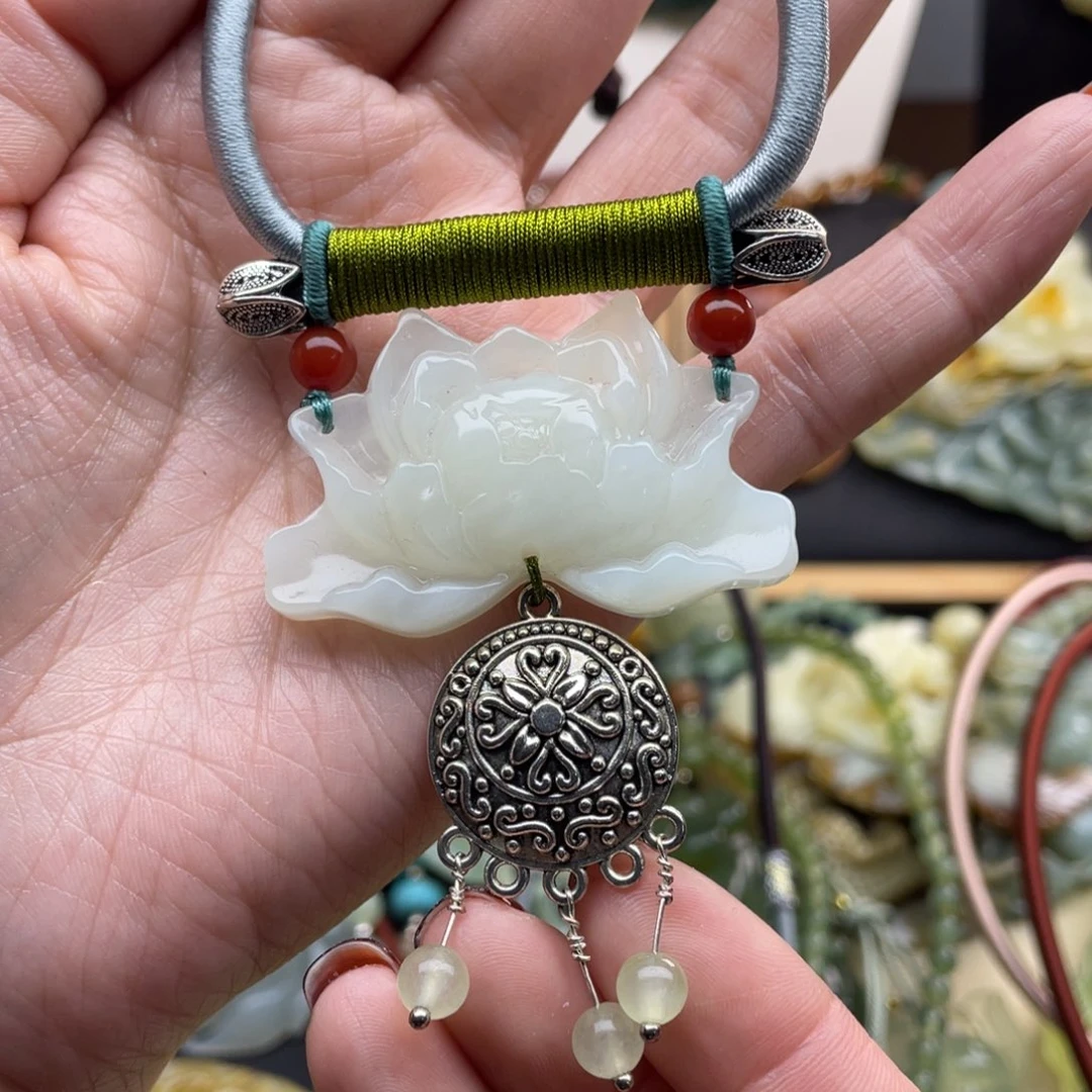 蛇纹石玉颈饰未镶嵌