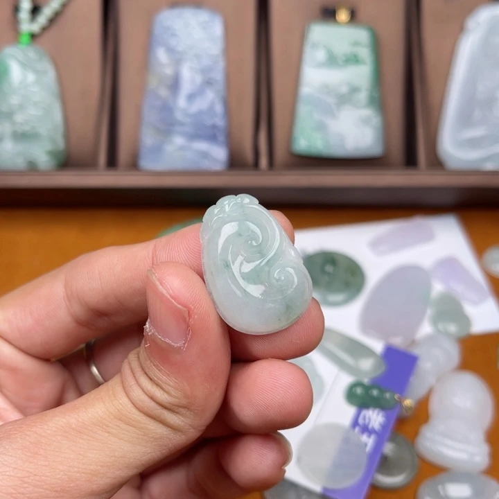 翡翠颈饰未镶嵌如意