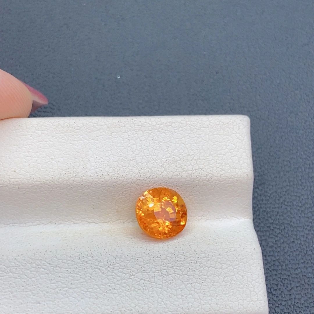 未镶嵌裸石石榴石（芬达石）2.55克拉