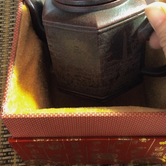 紫砂茶壶工，原矿泥料手工制作的紫砂壶。