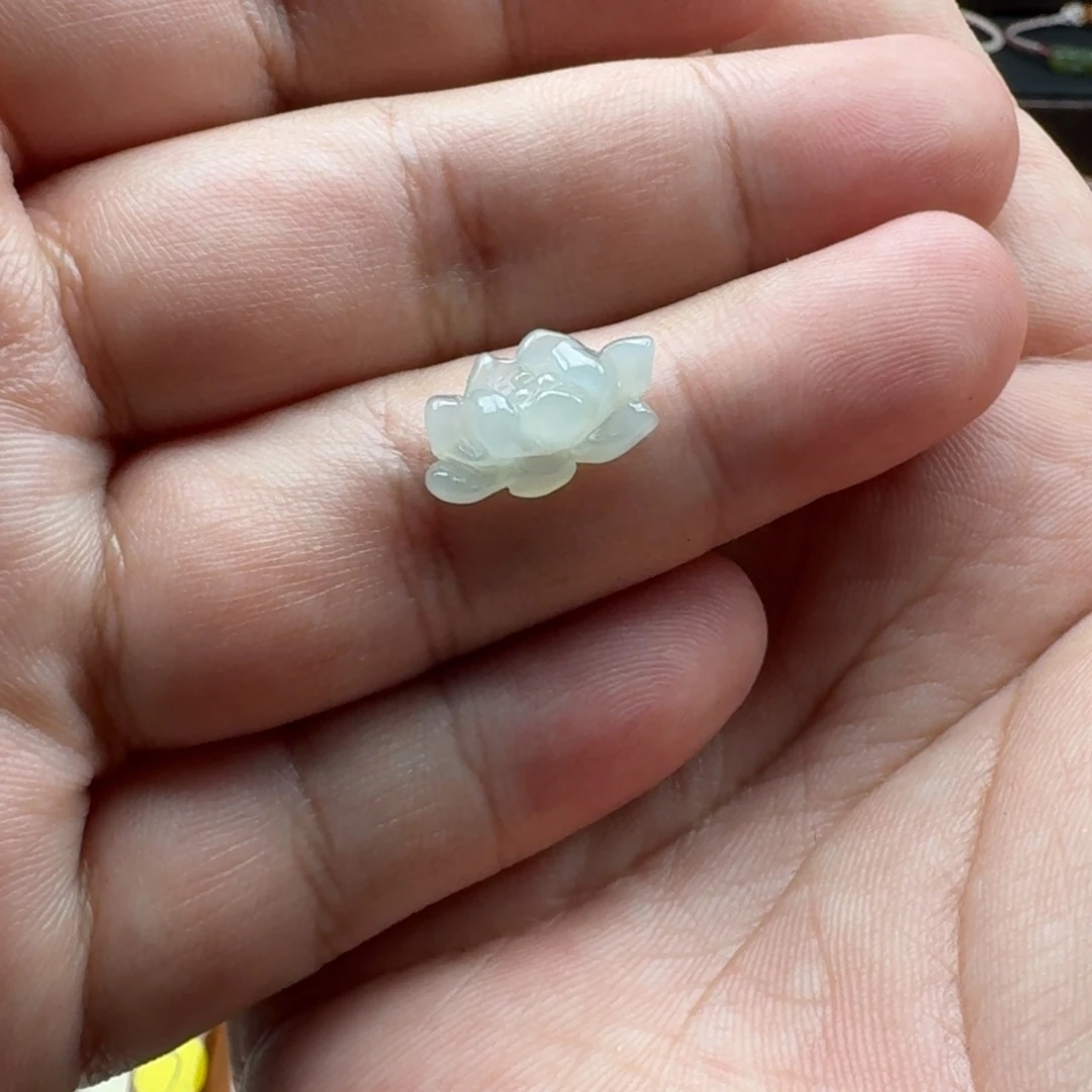 翡翠未镶嵌颈饰莓**?