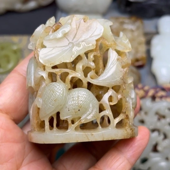 行****和田玉未镶嵌颈饰