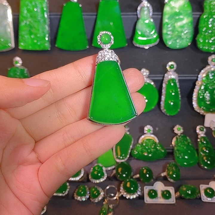 翡翠银S925镶嵌颈饰是