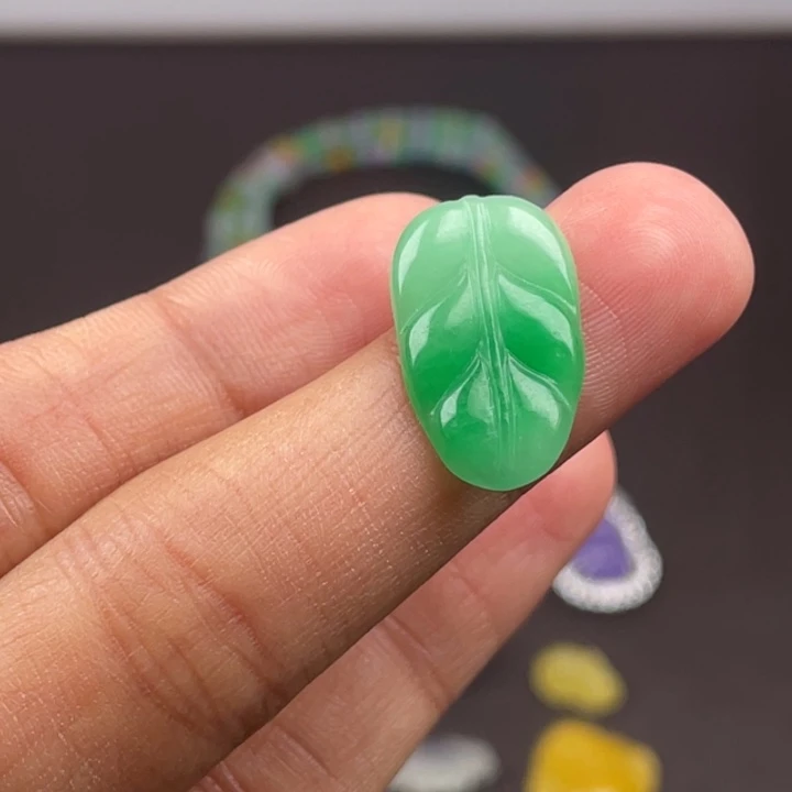 翡翠未镶嵌颈饰吊坠