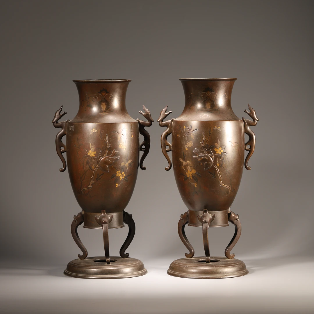 Lot36清代 铜错金兽耳花鸟三足瓶一对