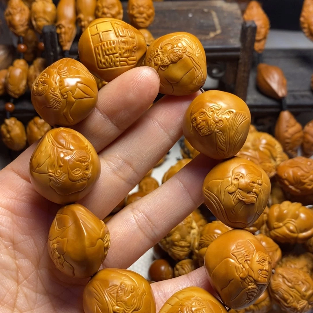 叶***楠橄榄核吊坠浮雕罗汉