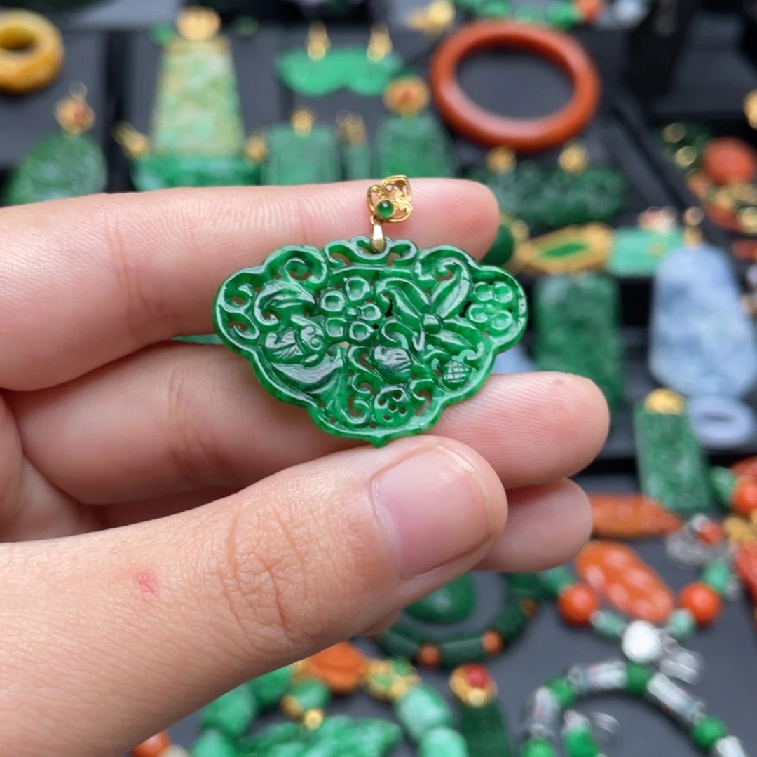 翡翠18K金镶嵌颈饰