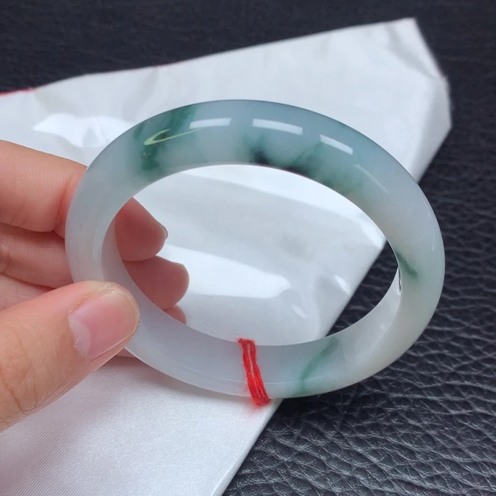 翡翠手镯未镶嵌。