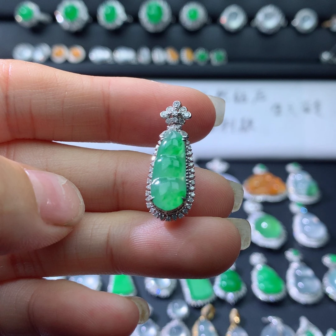 颈饰18K金镶嵌翡翠伴钻