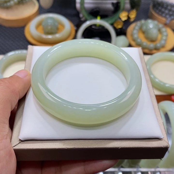 和田玉未镶嵌手镯