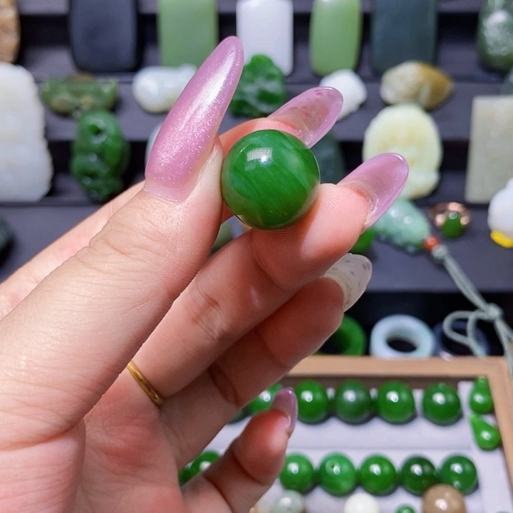 和田玉未镶嵌颈饰是****?