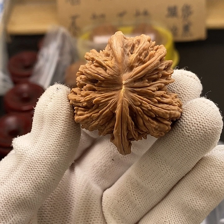 鲁***吃文玩核桃吊坠黄不退不换