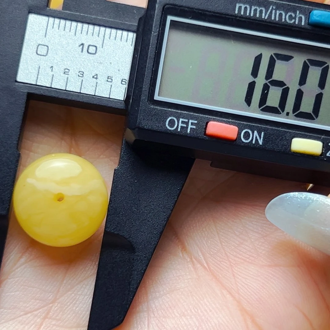 未镶嵌蜜蜡裸石16mm微瑕扣子