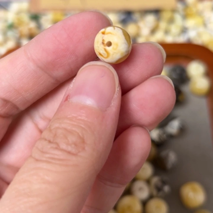 蜜蜡未镶嵌裸石10.6mm一个