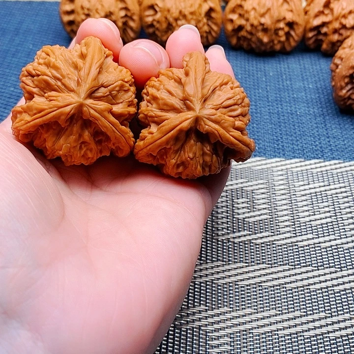 尼***贵文玩核桃吊坠三棱