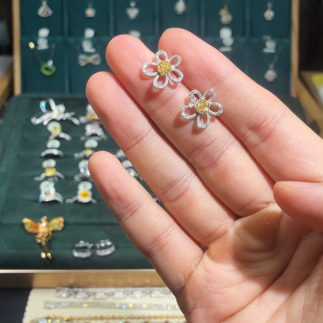 钻石耳饰18K金镶嵌