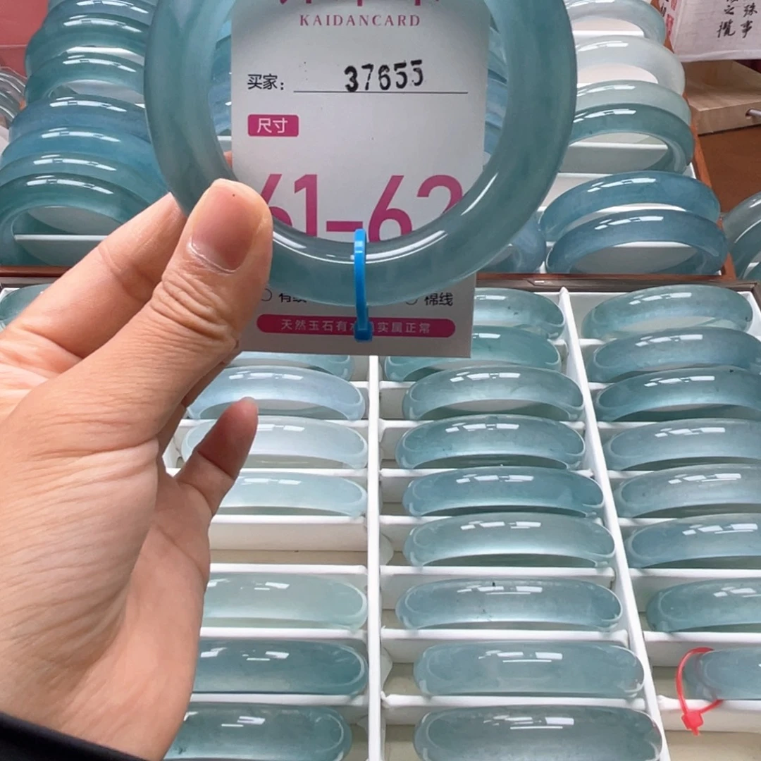 伊****未镶嵌手镯石英质玉