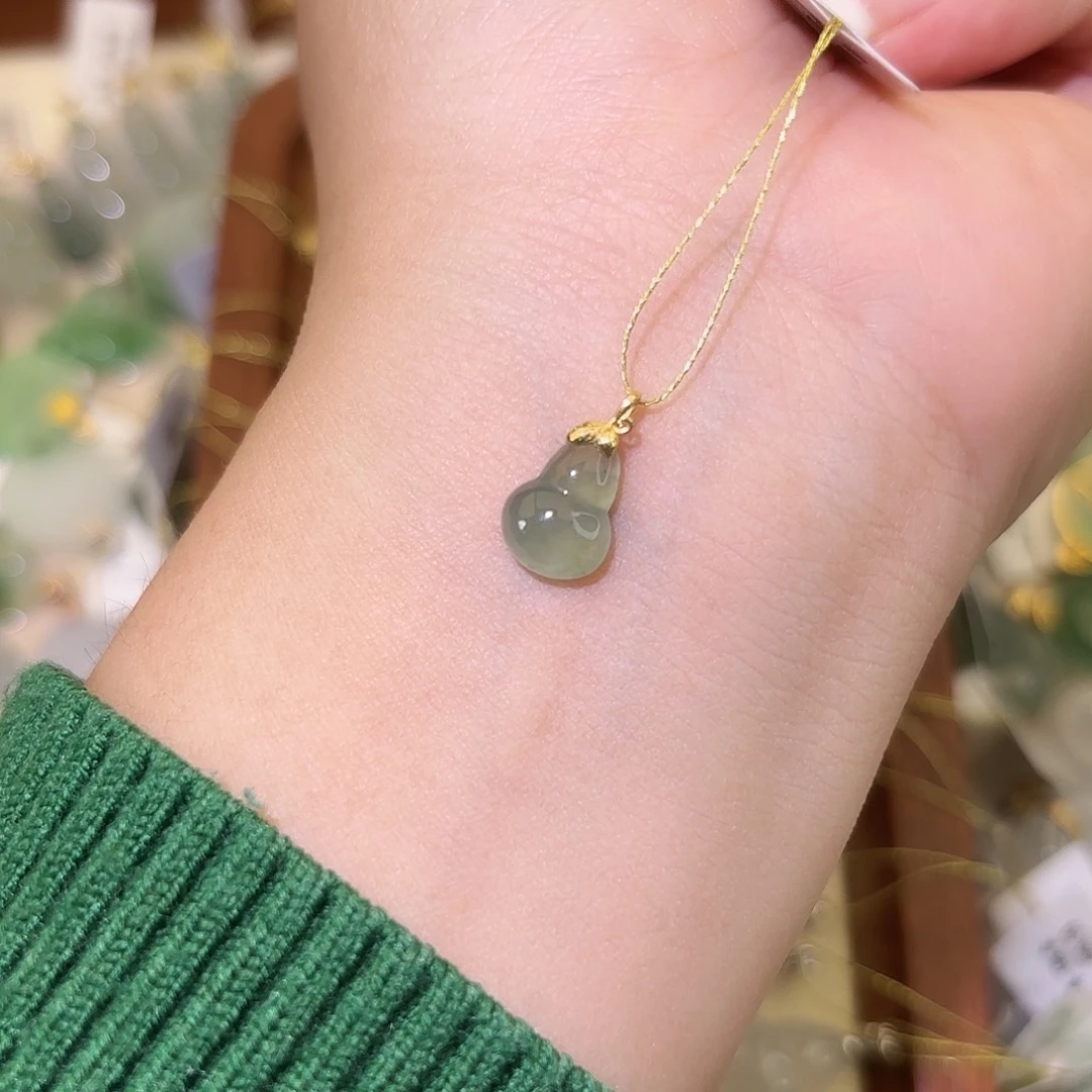 小***仔翡翠18K金镶嵌颈饰葫芦