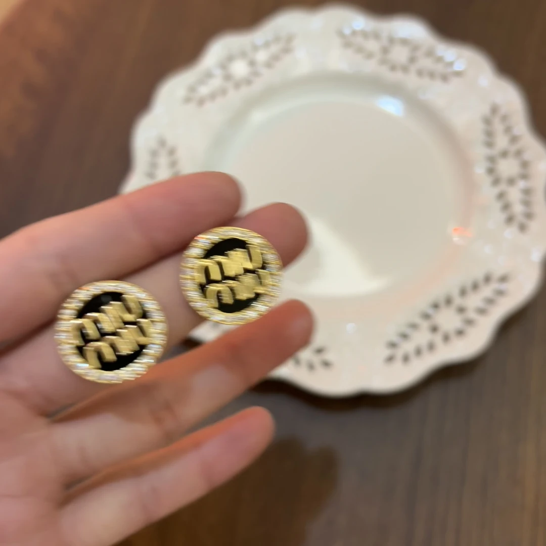 925银合成锆石耳饰 CHANGE x 圆形字母 轻奢简约高级感 特 E631