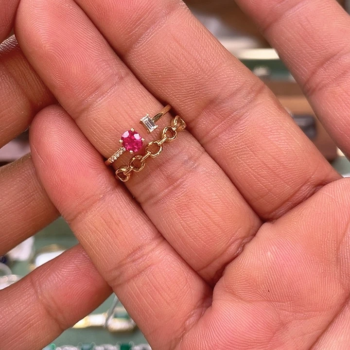 戒指18K金镶嵌红宝石主石：0.44ct
