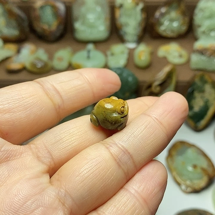 懿***桃岫岩河磨玉（透闪石质玉）未镶嵌颈饰