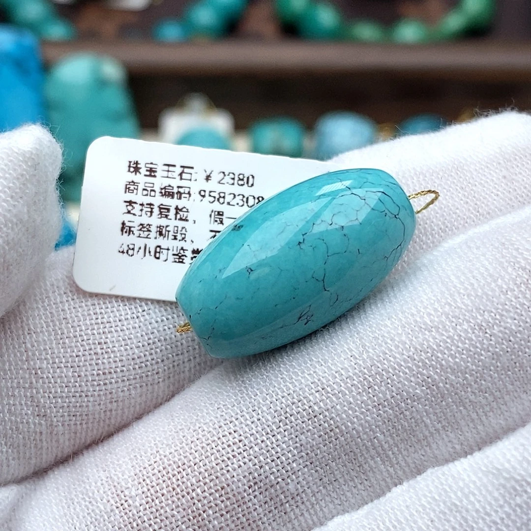 淡***泊绿松石未镶嵌珠宝奇石