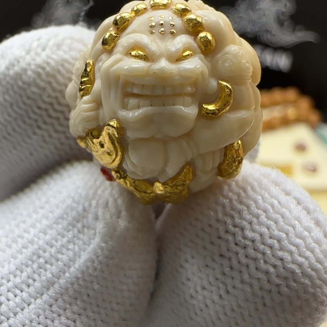 猴头核桃吊坠六臂降魔者镶嵌24k