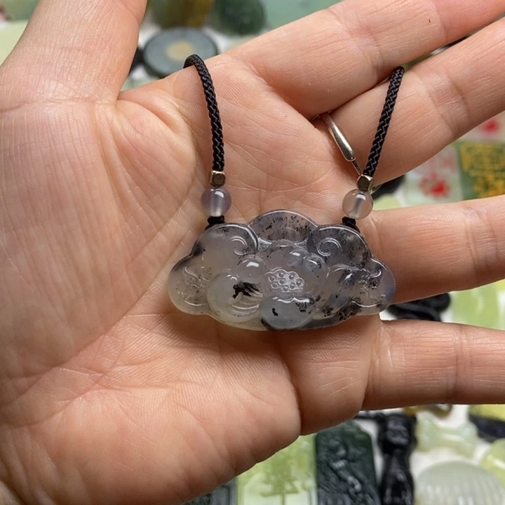 蛇纹石玉颈饰合金