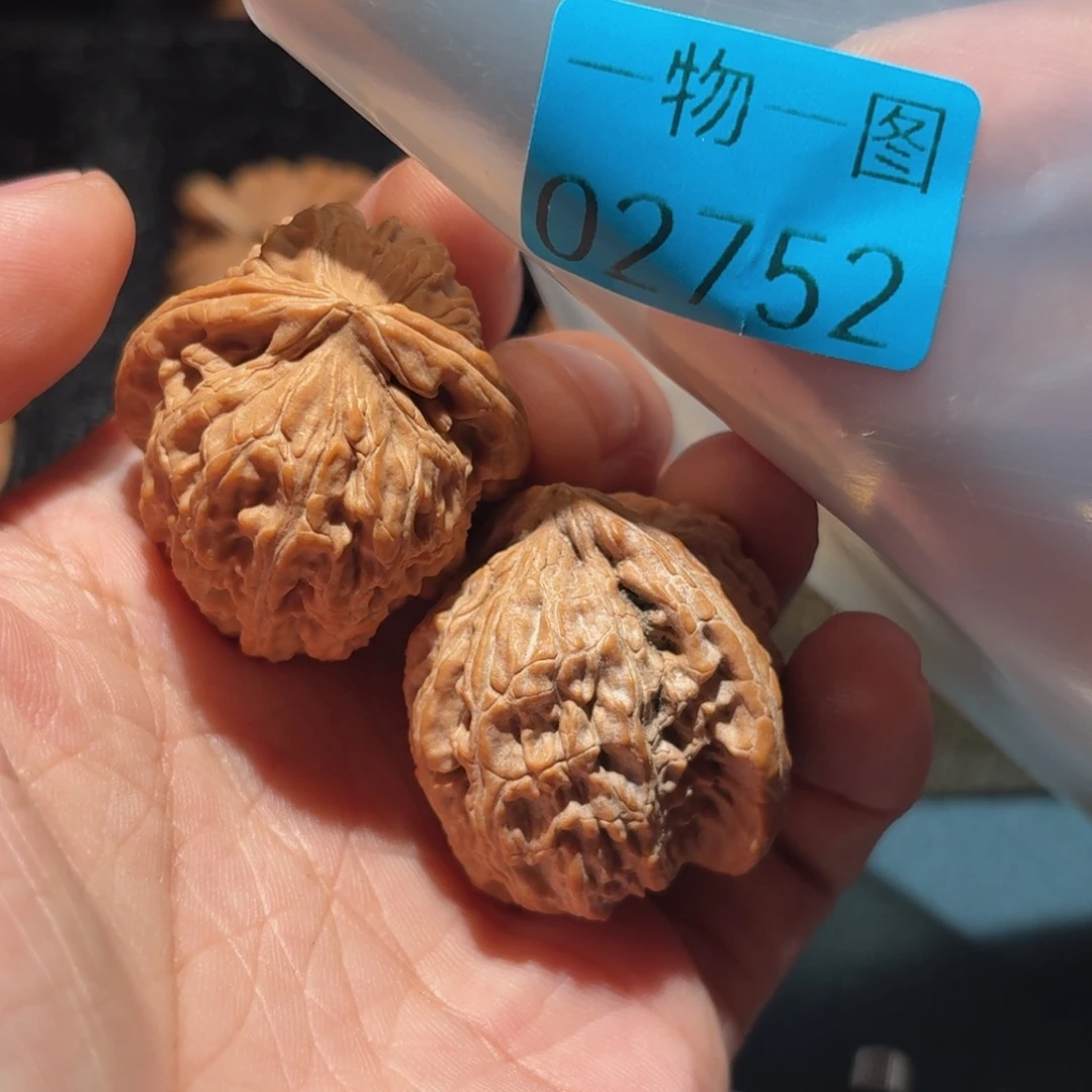 文玩核桃吊坠白狮子