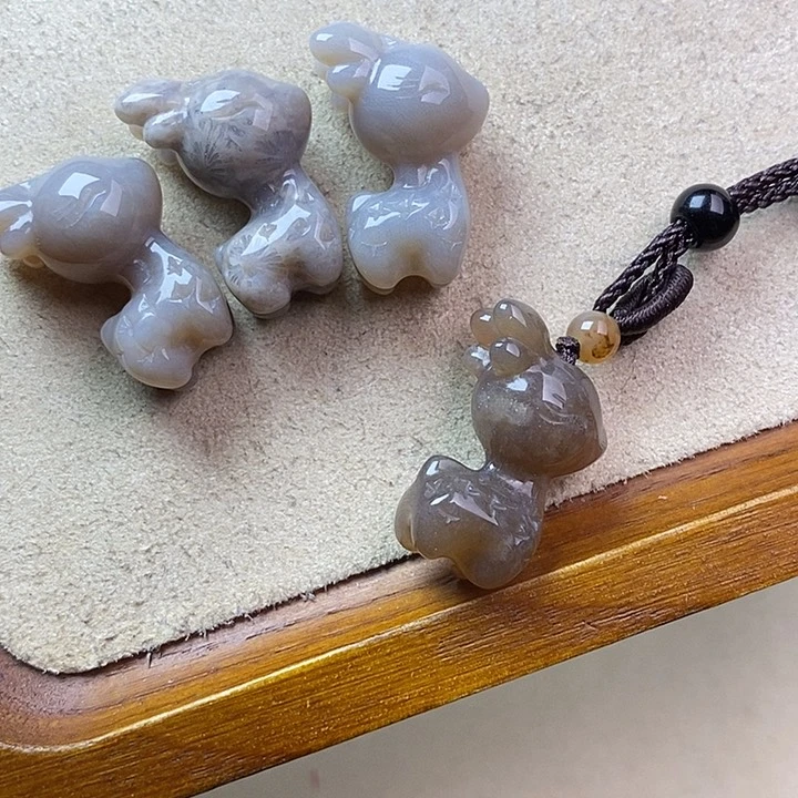 硅化玉吊坠(不含链)未镶嵌百**?