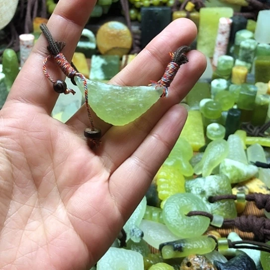 未镶嵌岫玉吊坠岫