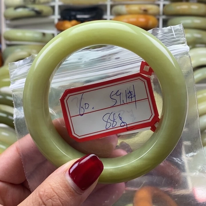 蛇纹石玉颈饰未镶嵌美*