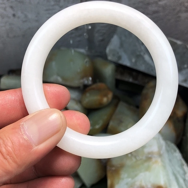 和田玉颈饰未镶嵌小***?