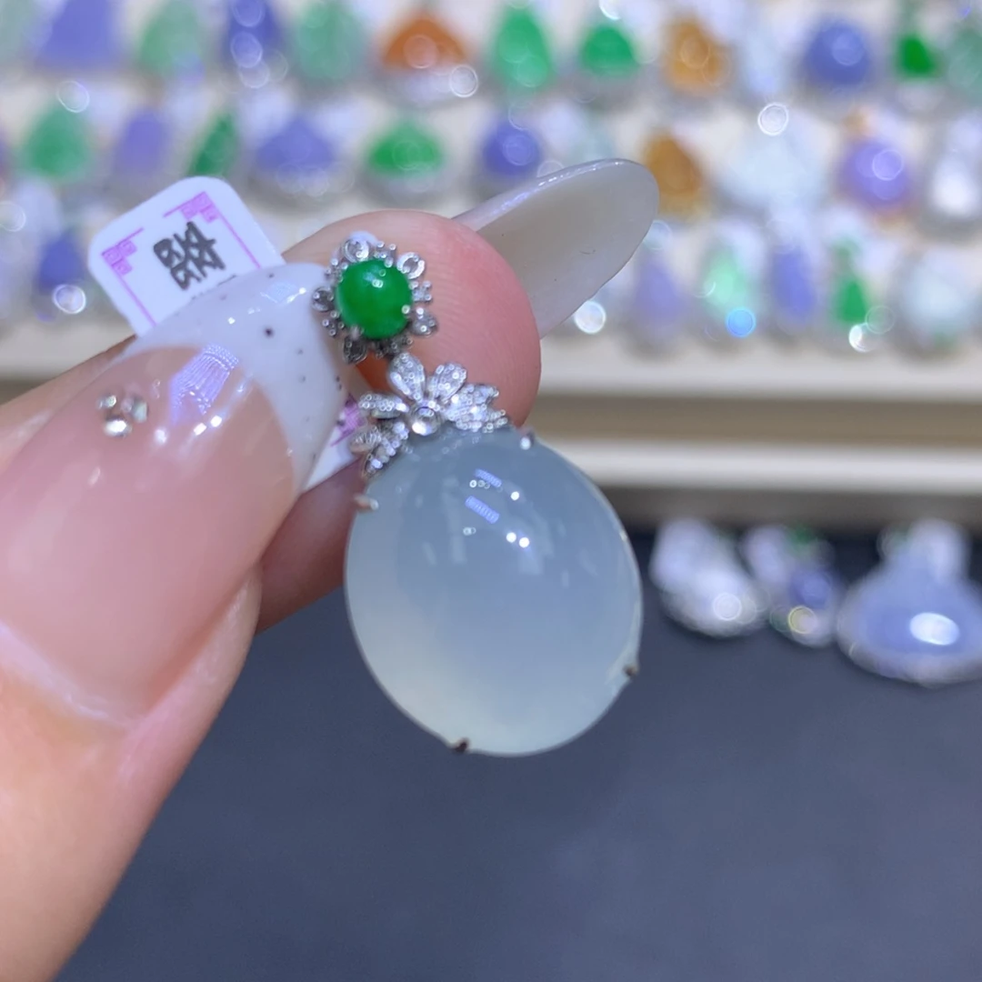 翡翠18K金镶嵌颈饰翡翠