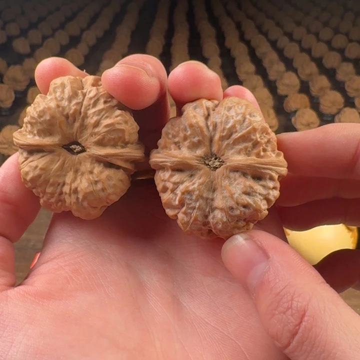 ****。文玩核桃吊坠蛤蟆头的形状是什么样的呢