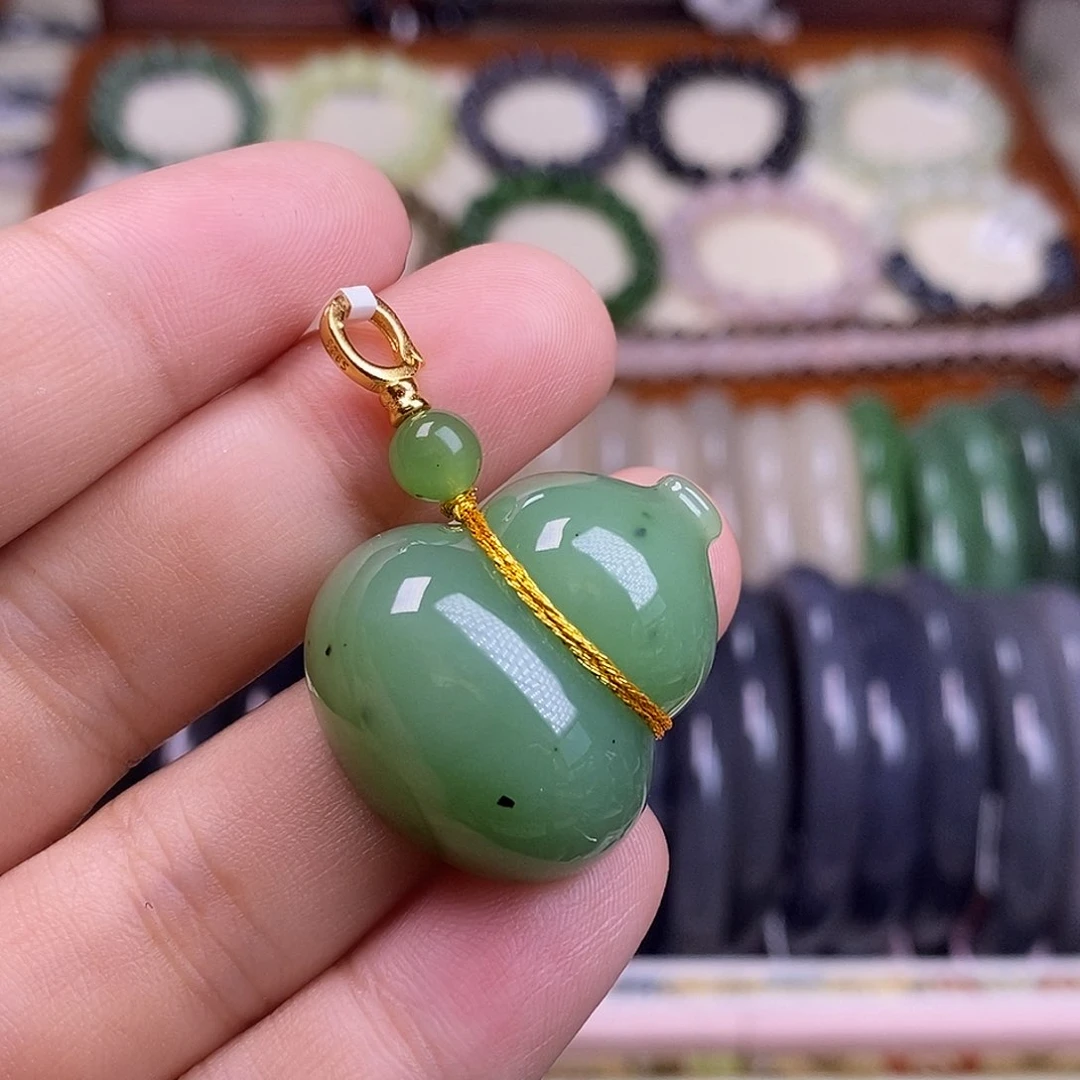 颈饰未镶嵌和田玉乌兰海老矿料冰底葫芦吊坠