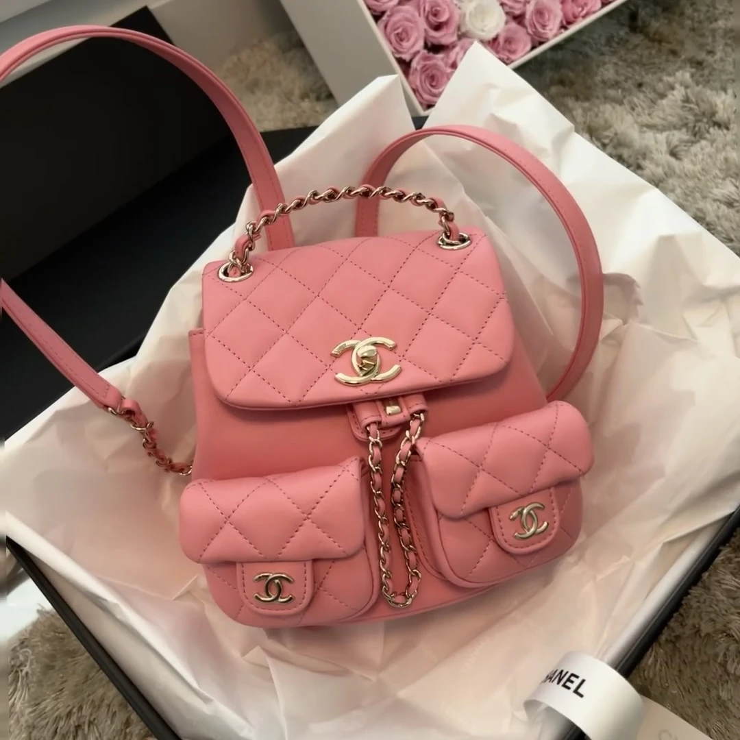 99新 Chanel/香奈儿 蓝总/23A粉色金扣牛皮duma 双肩包