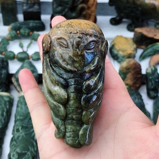 未镶嵌岫岩河磨玉（透闪石质玉）把件