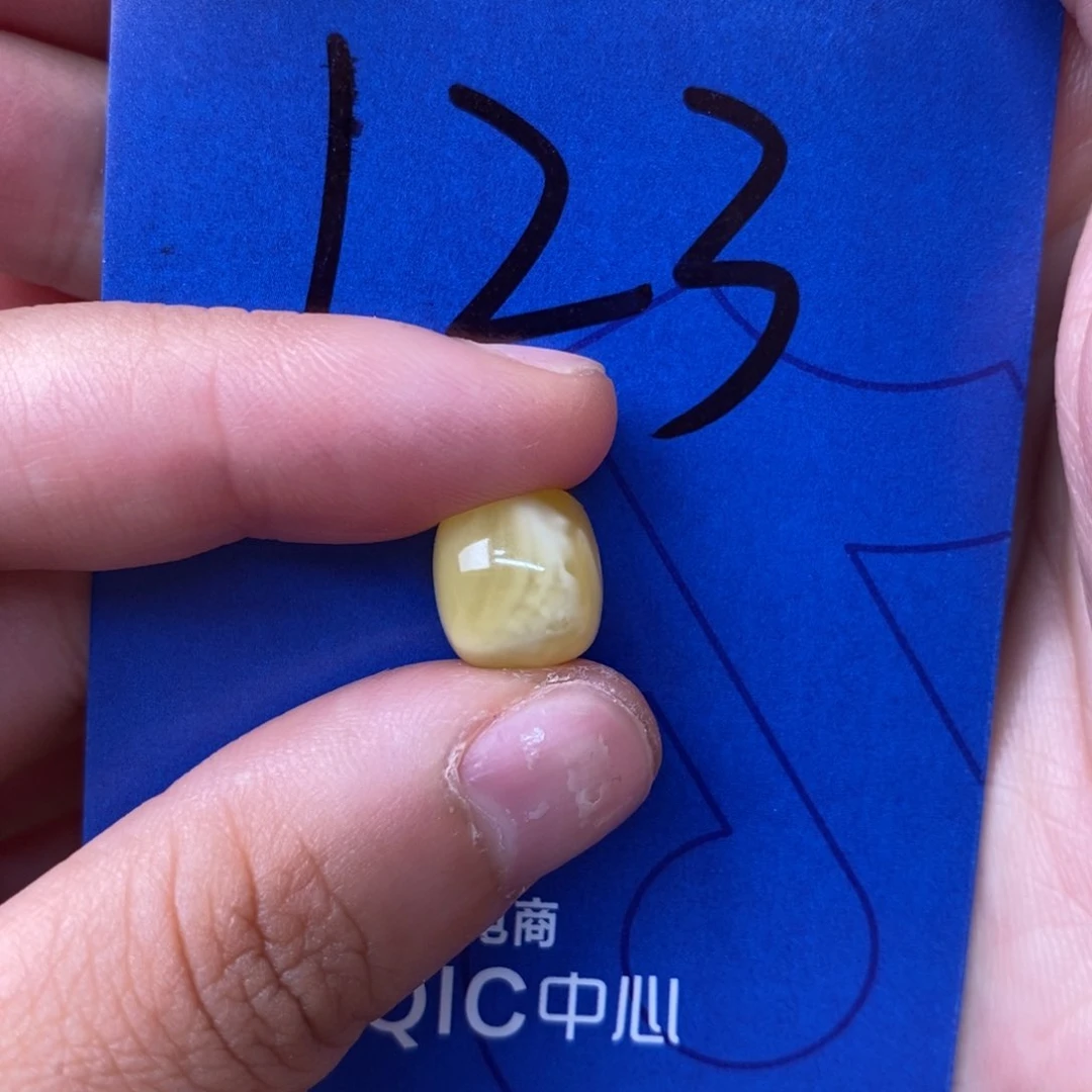 未镶嵌蜜蜡裸石无***?蜜蜡