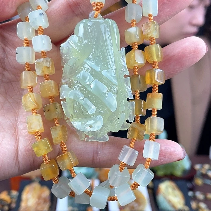 蛇纹石玉颈饰未镶嵌