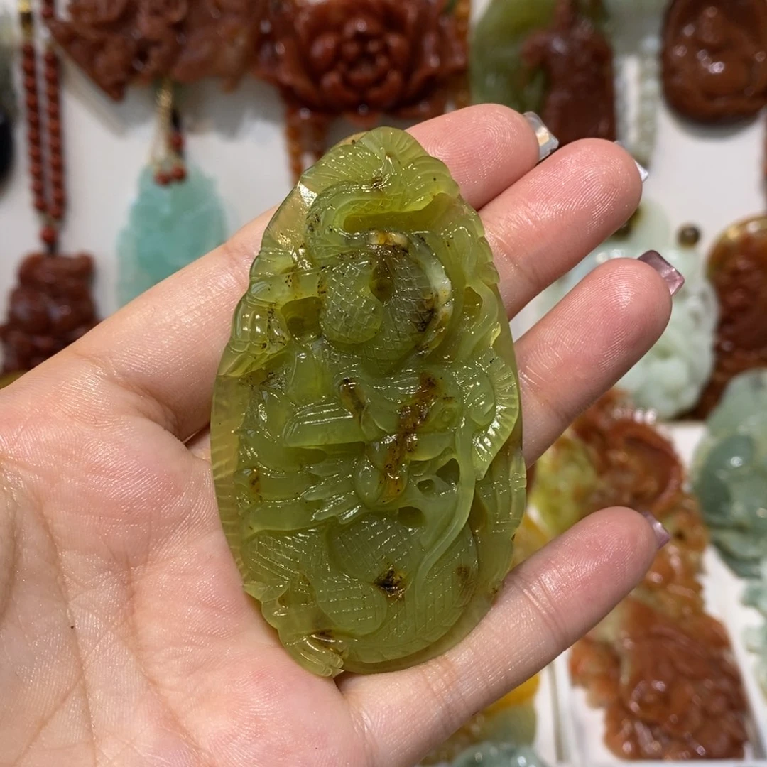 蛇纹石玉未镶嵌颈饰