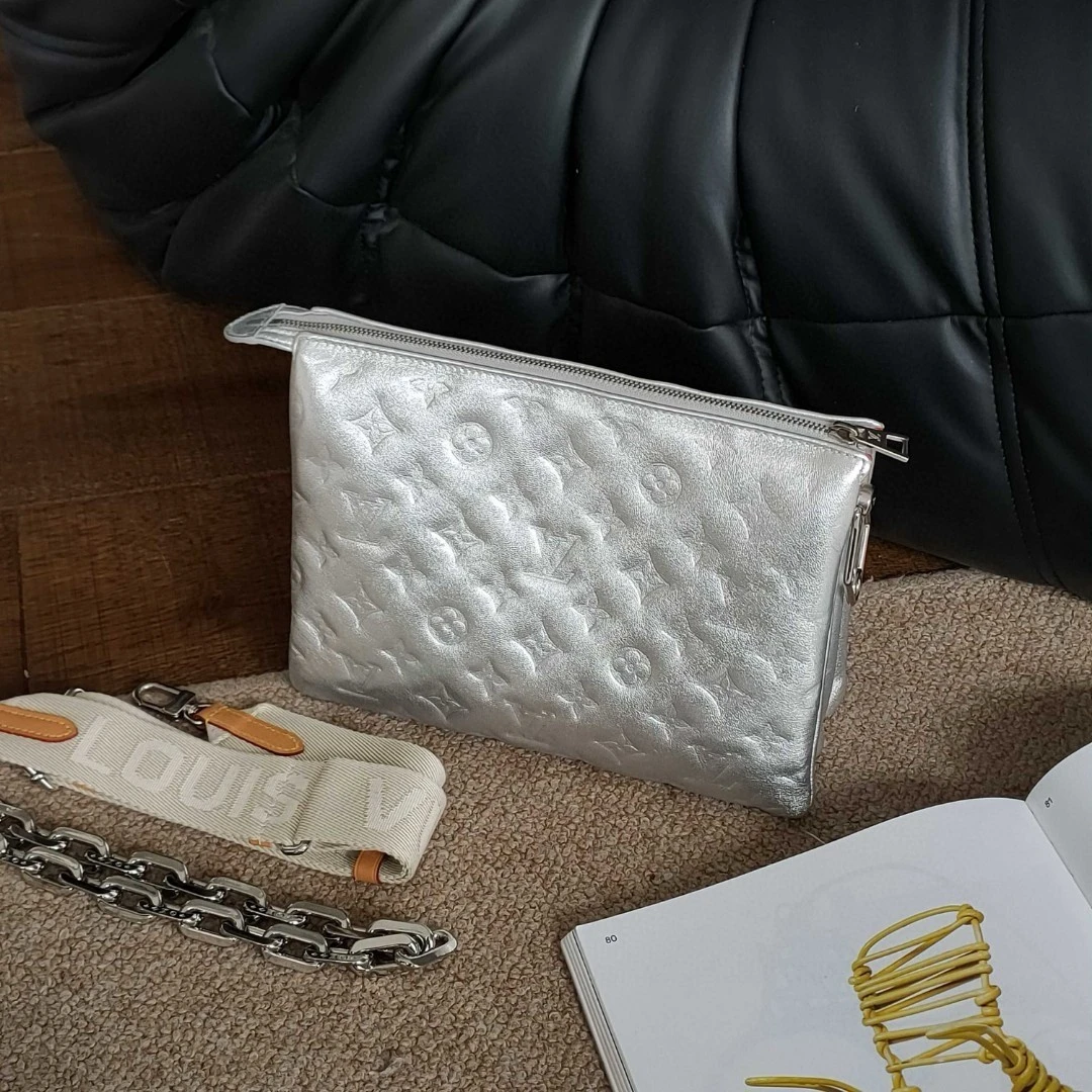 95新 LouisVuitton/路易威登 银色全皮Coussin秀款枕头包39149