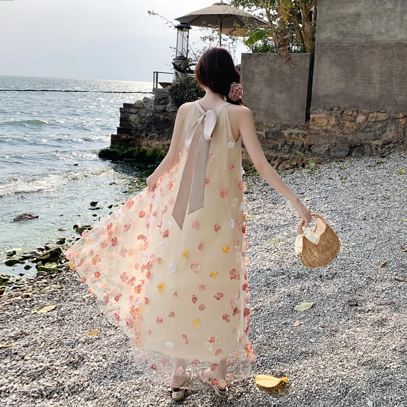 超仙绝美立体花朵挂脖连衣裙女2025夏季新款独特漂亮超好看初恋裙