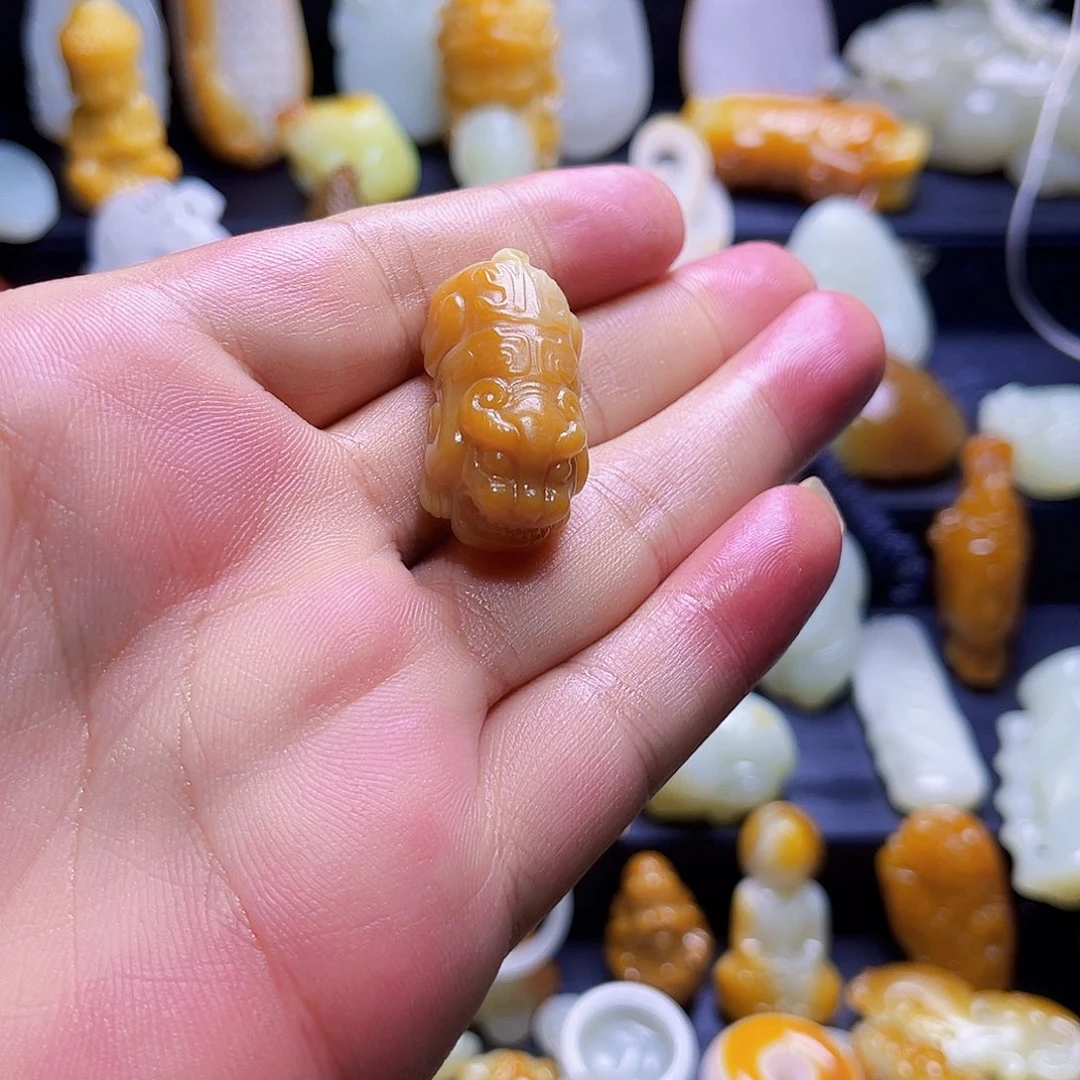 王***馆和田玉未镶嵌颈饰