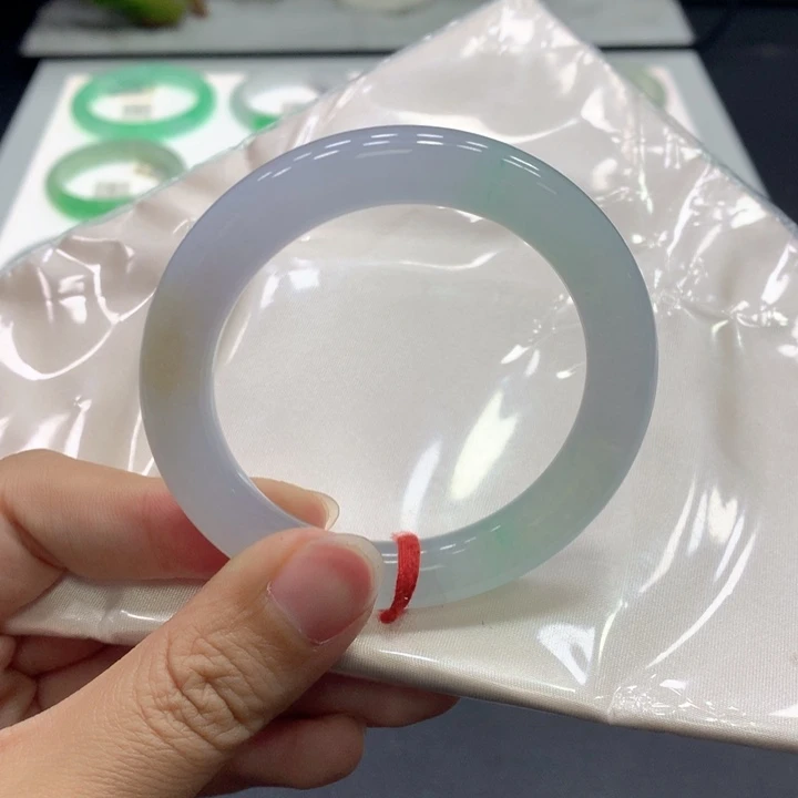 翡翠手镯未镶嵌翡翠