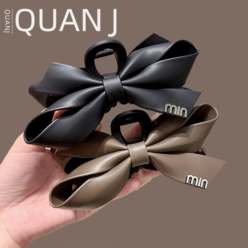 气质优雅皮质蝴蝶结抓夹女2025新款字母标识发饰后脑勺全盘发夹子