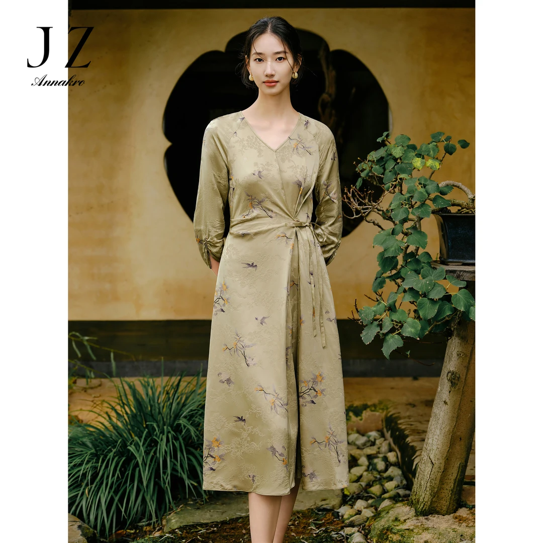 【宋锦】玖姿安娜蔻KWFC50041新中式V领提花围裹收褶连衣裙女2025春