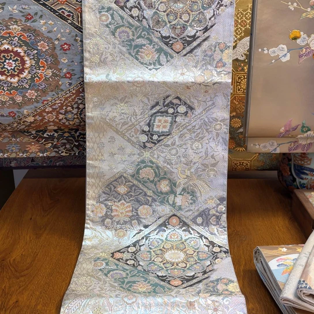 织绣嵌螺钿菱形宝相