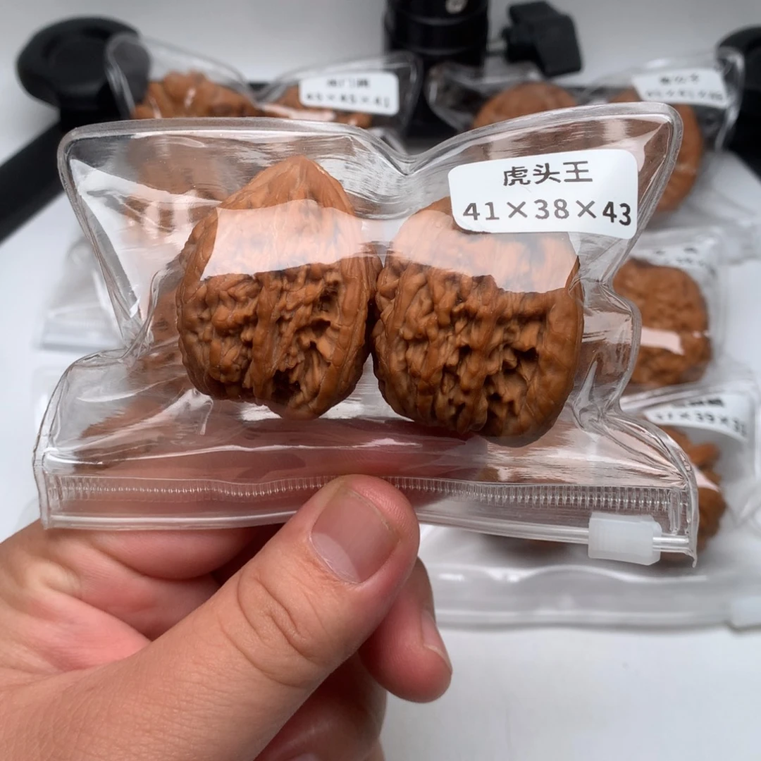 文玩核桃吊坠虎头王